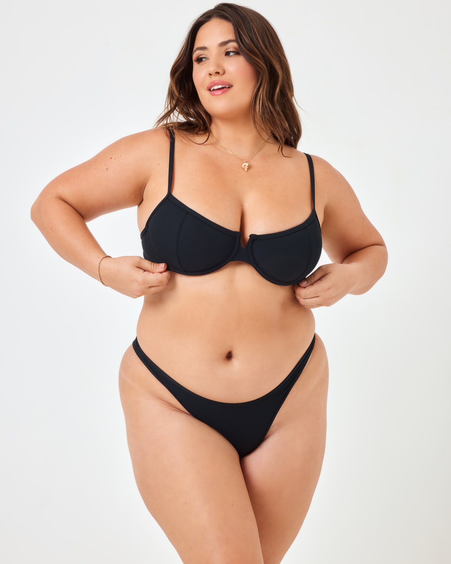 Hunter Bikini Top - Black Black | Model: Jessica (size: XL)